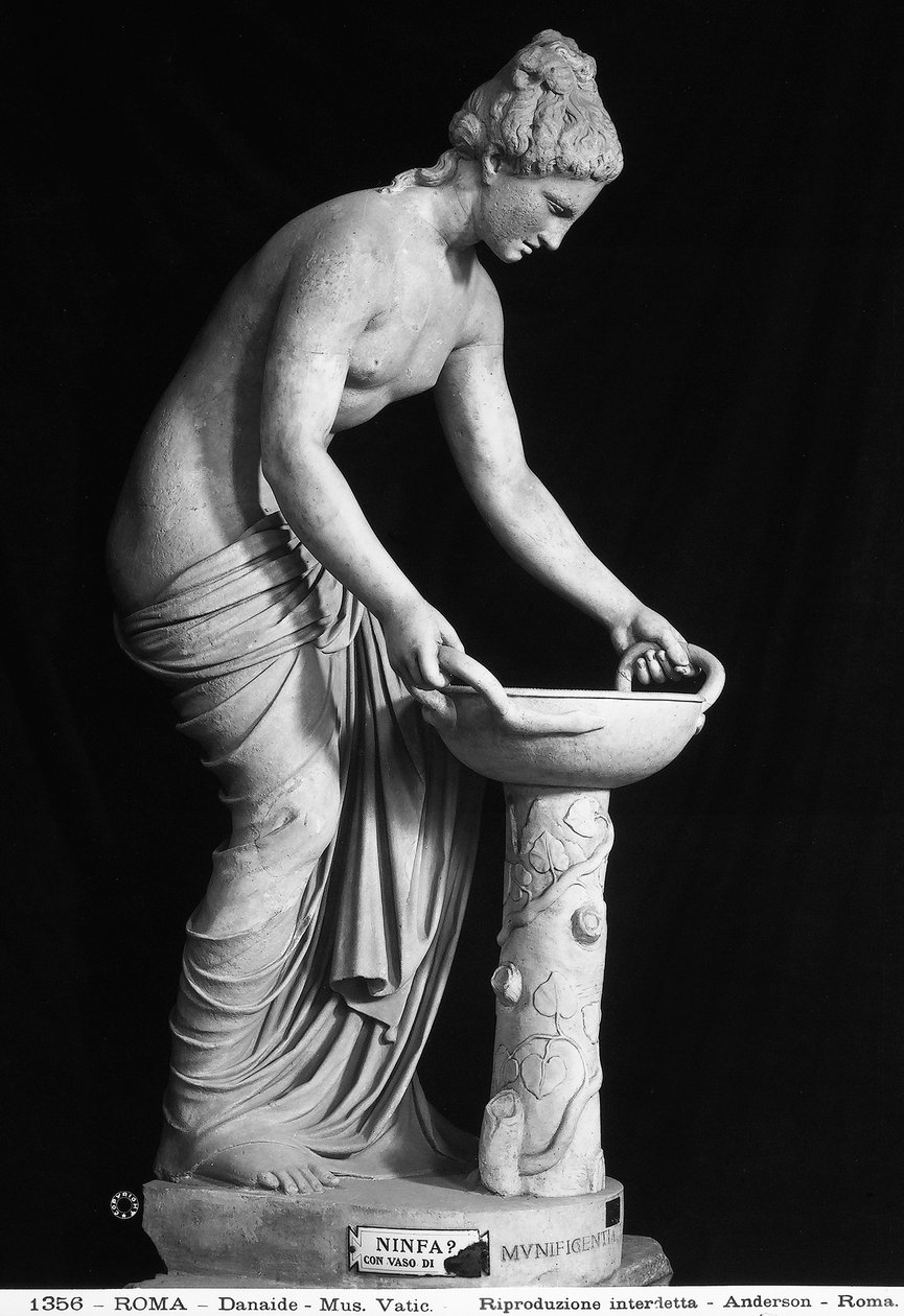 Standbeeld dat een Danaïde uitbeeldt door Roman Roman