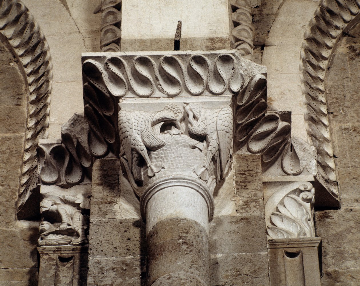 Vogels eten vis en wormen (gekerfde kapiteel) door Romanesque