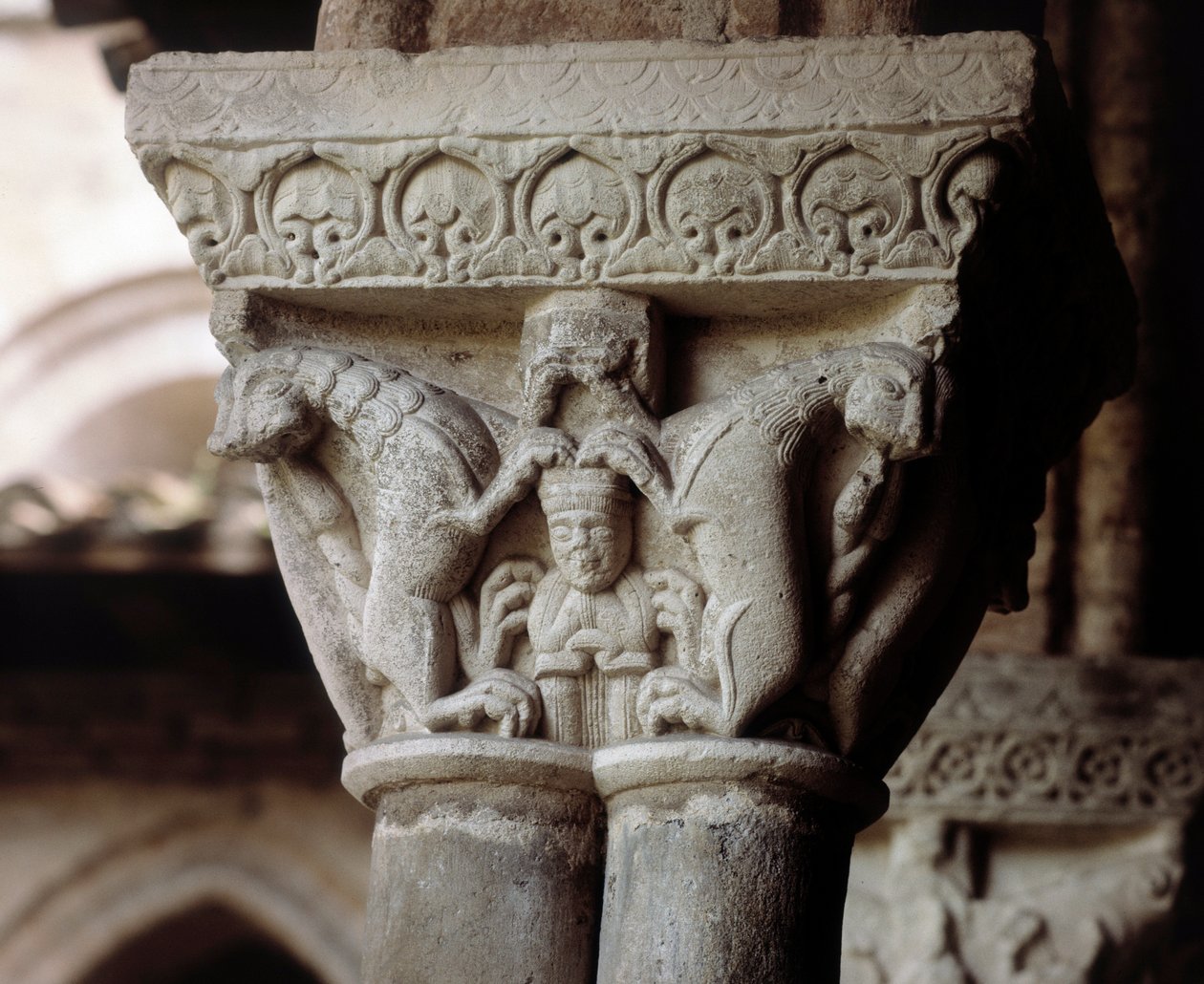 Kapiteel met voorstelling van Daniël in de leeuwenkuil (sculptuur) door Romanesque