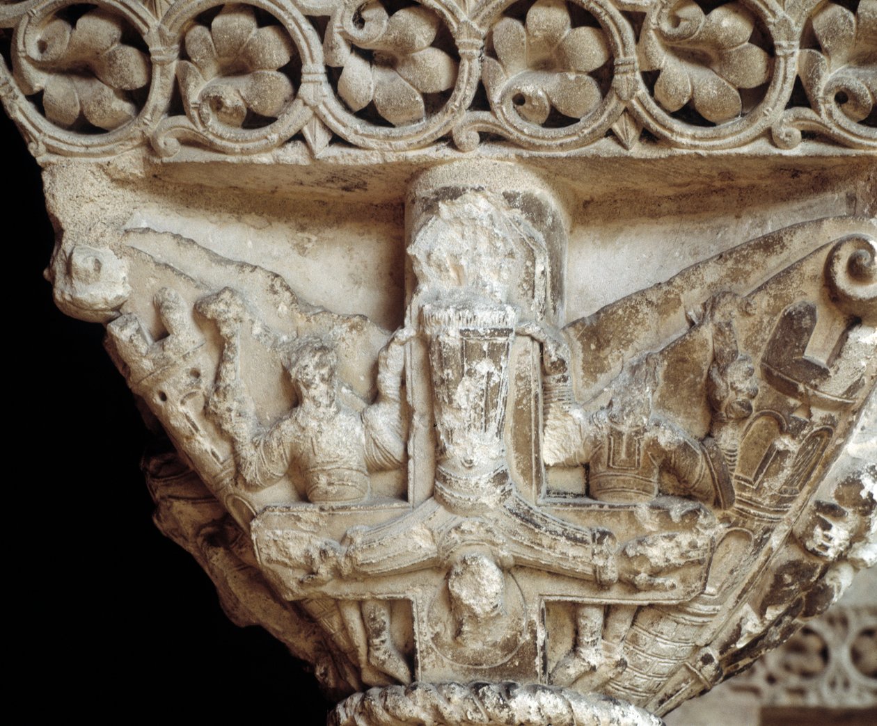 Kapiteel met voorstelling van Sint-Pieter aan zijn kruis (sculptuur) door Romanesque