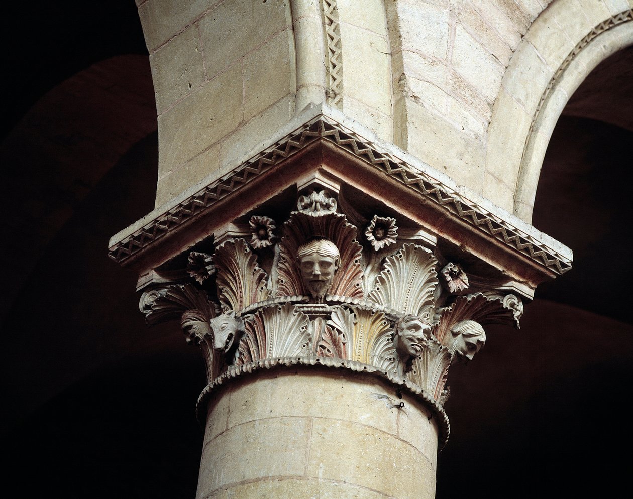 Gekerfd kapiteel door Romanesque