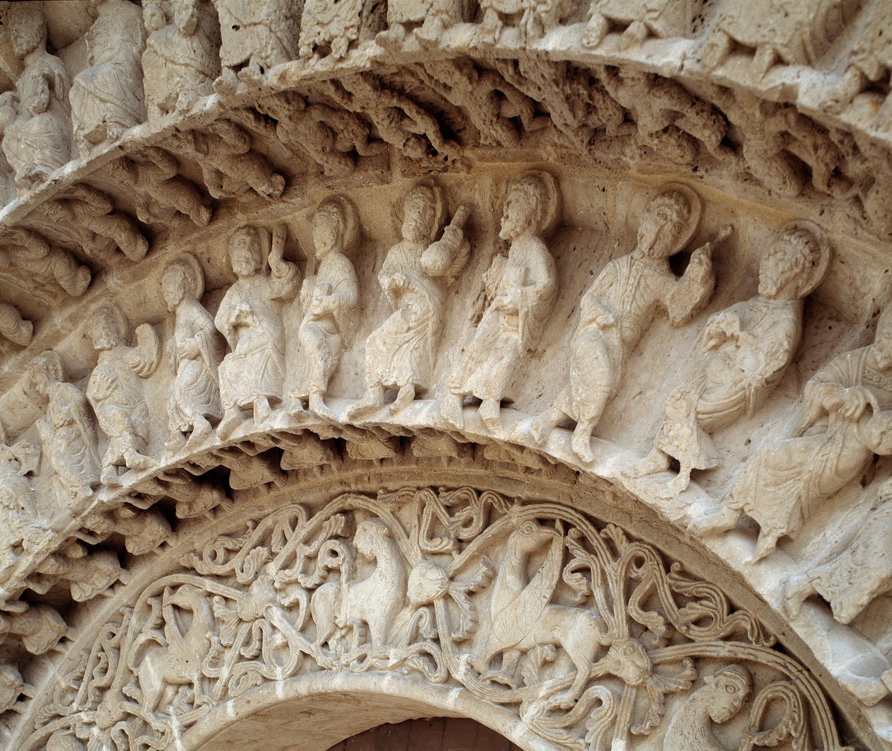 Detail van beeldhouwwerken van het zuidportaal door Romanesque
