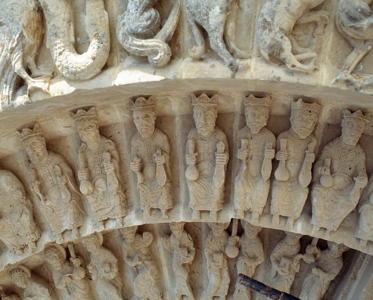 Detail (beeldhouwwerken van het zuidportaal) door Romanesque