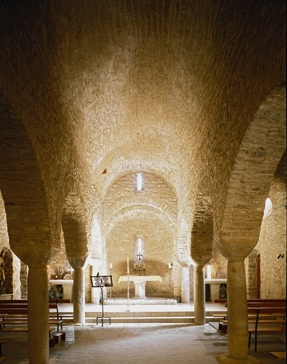 Interne weergave van de abdij door Romanesque