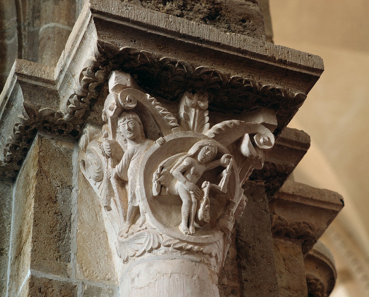 Weegschaal (gekerfde kapiteel) door Romanesque