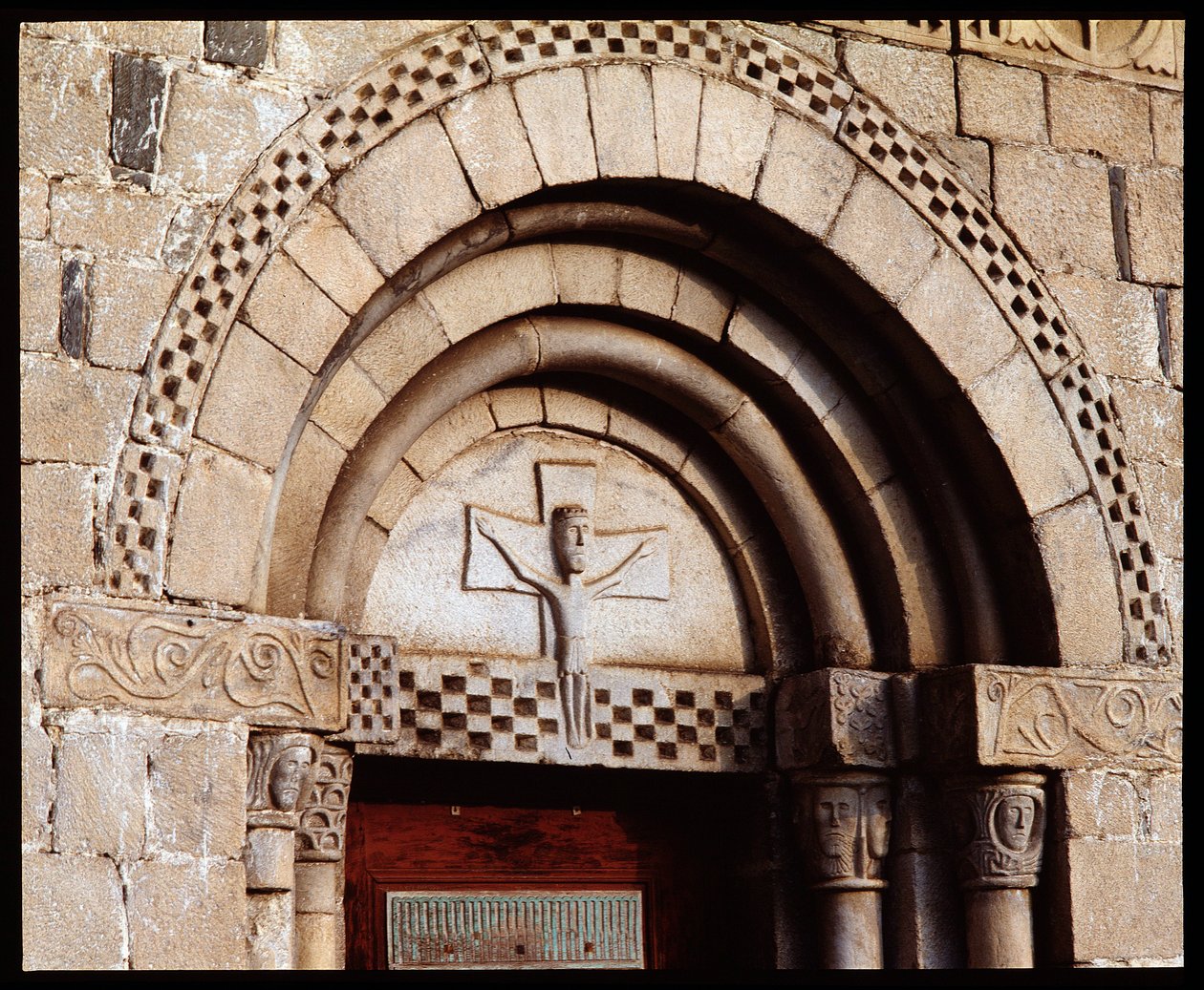 Tympanon van de kerk door Romanesque