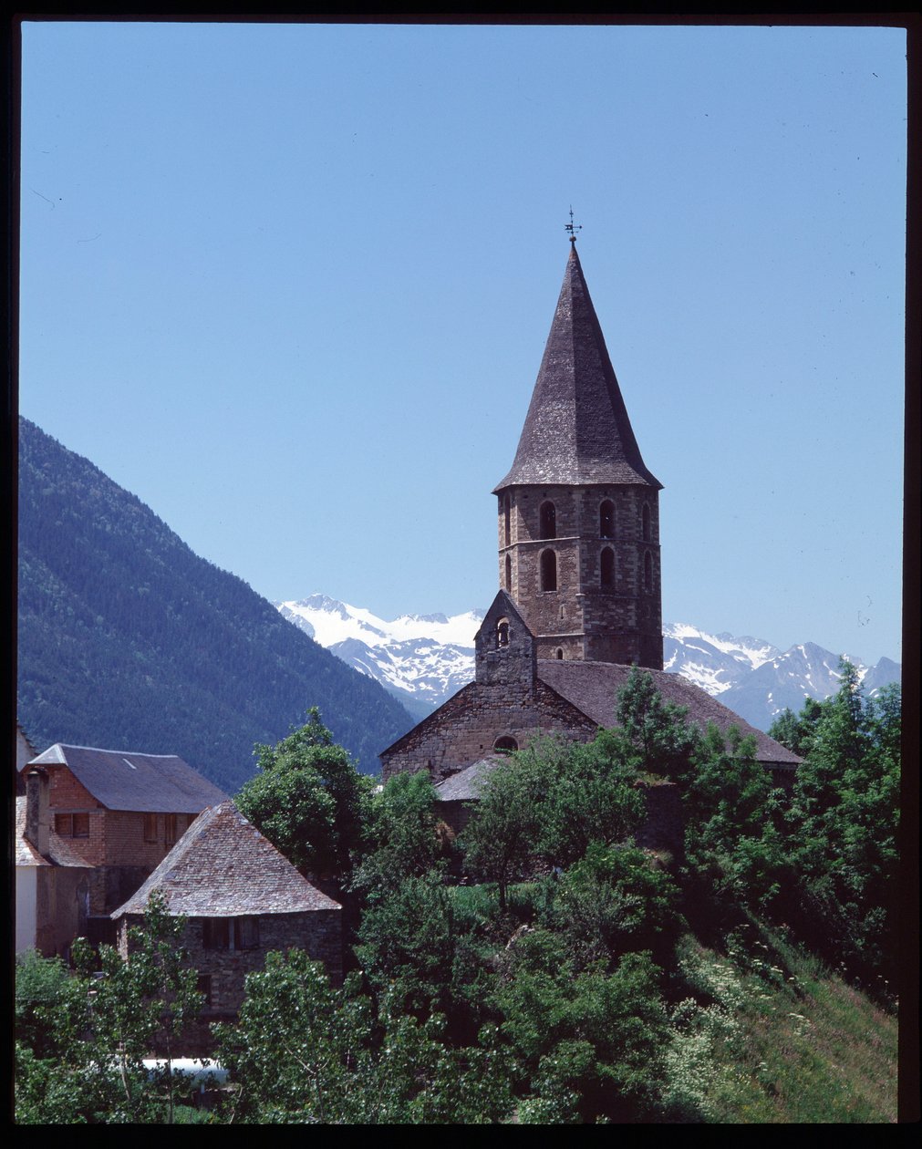Uitzicht op romaanse kerk door Romanesque