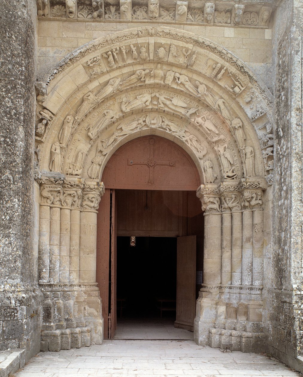 Uitzicht op het centrale portaal door Romanesque