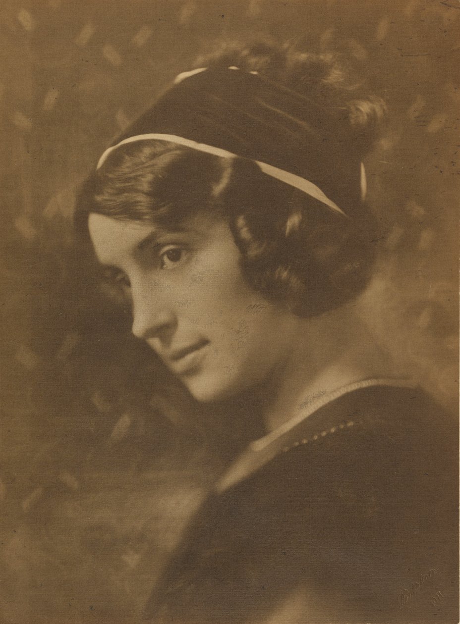 [Portret van jonge vrouw]. door Rudolf Duhrkoop