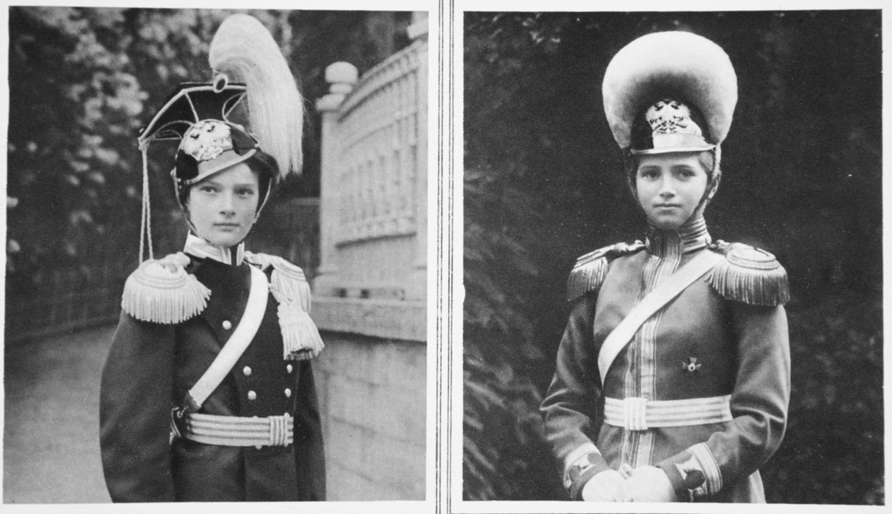 Kolonel-in-Chief van Russische Uhlans: De grootvorstin Tatiana en Kolonel-in-Chief van Russische Paardengrenadiers: De grootvorstin Marie, uit The Illustrated War News door Russian Photographer