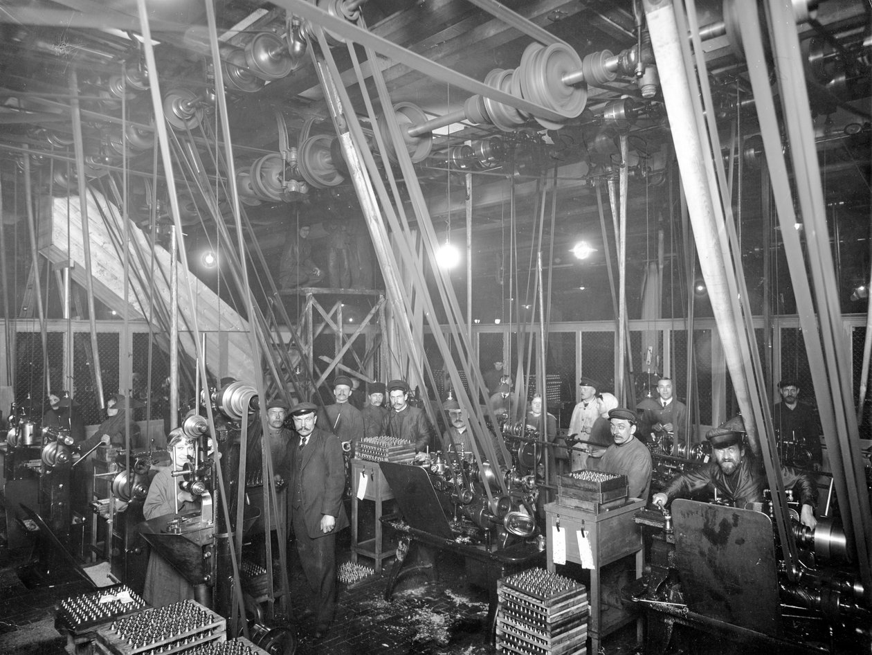 Fabrieksarbeiders in St. Petersburg, ca. 1916 door Russian Photographer