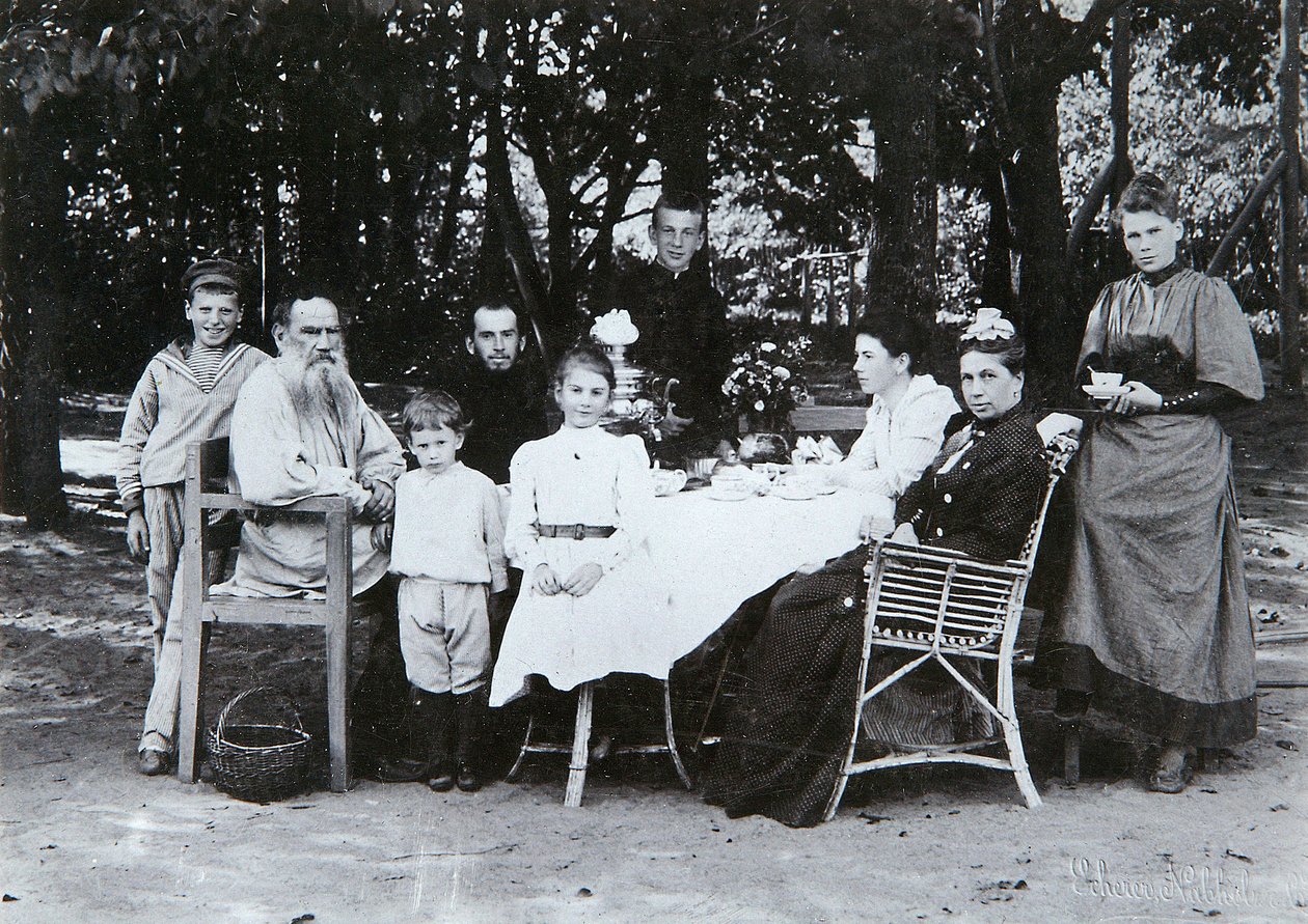 Familieportret van de auteur Leo N. Tolstoy, uit de studio van Scherer, Nabholz und Co. door Russian Photographer