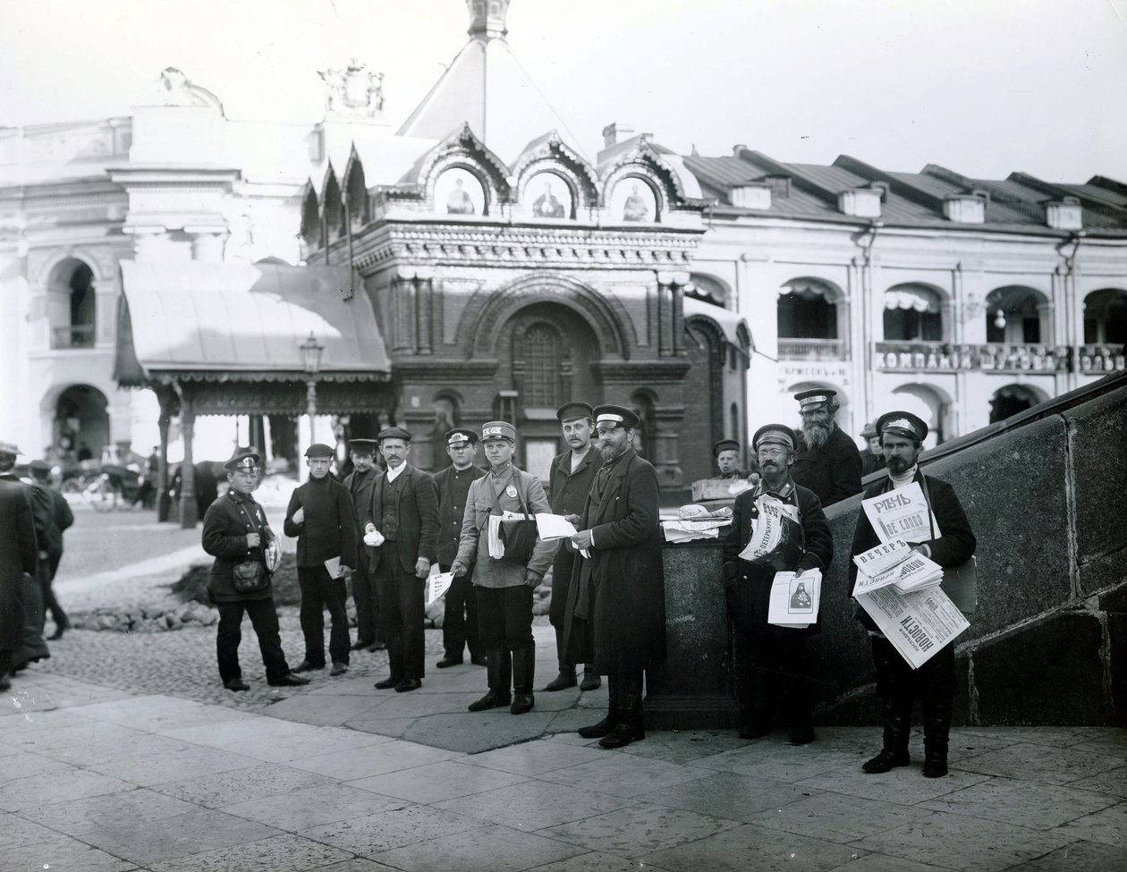 Krantverkopers in St. Petersburg, 1913 door Russian Photographer