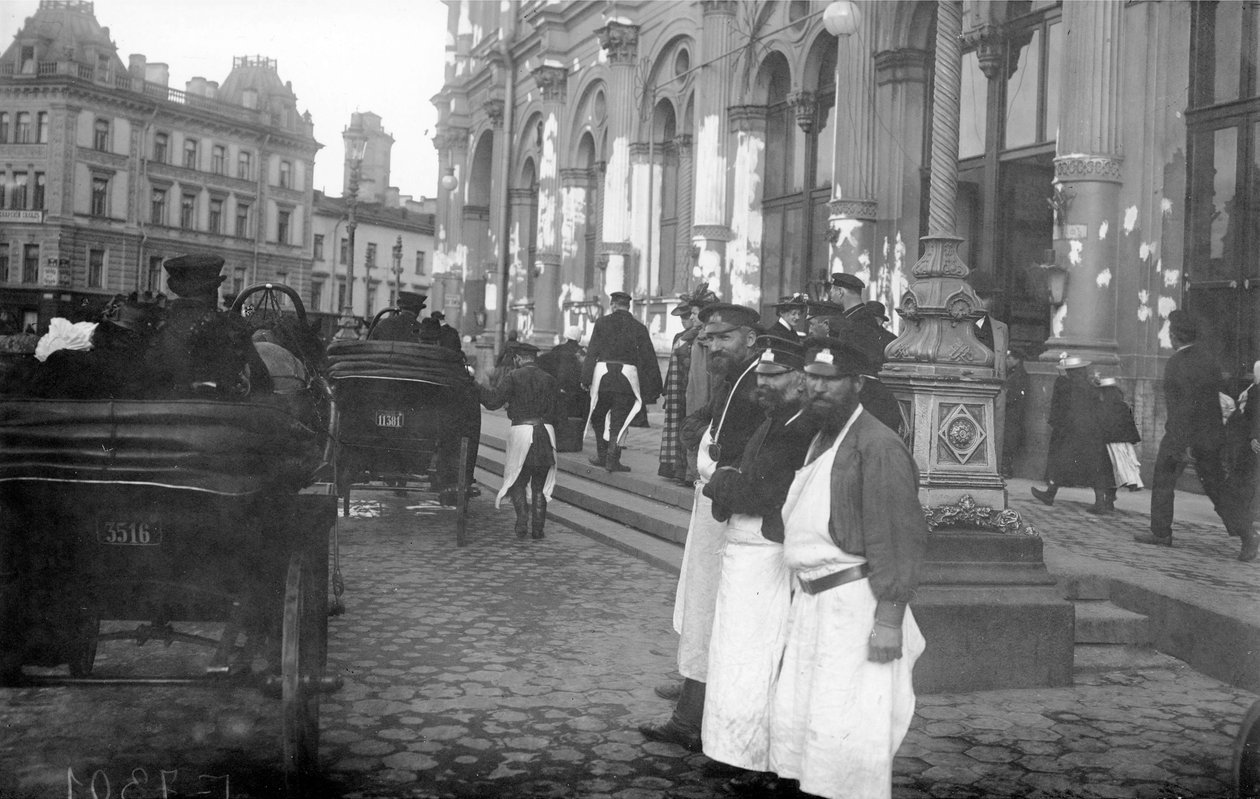 Dragers en passagiers buiten Nicholas Railway Station, Nevsky Prospekt, St. Petersburg, 1913 door Russian Photographer