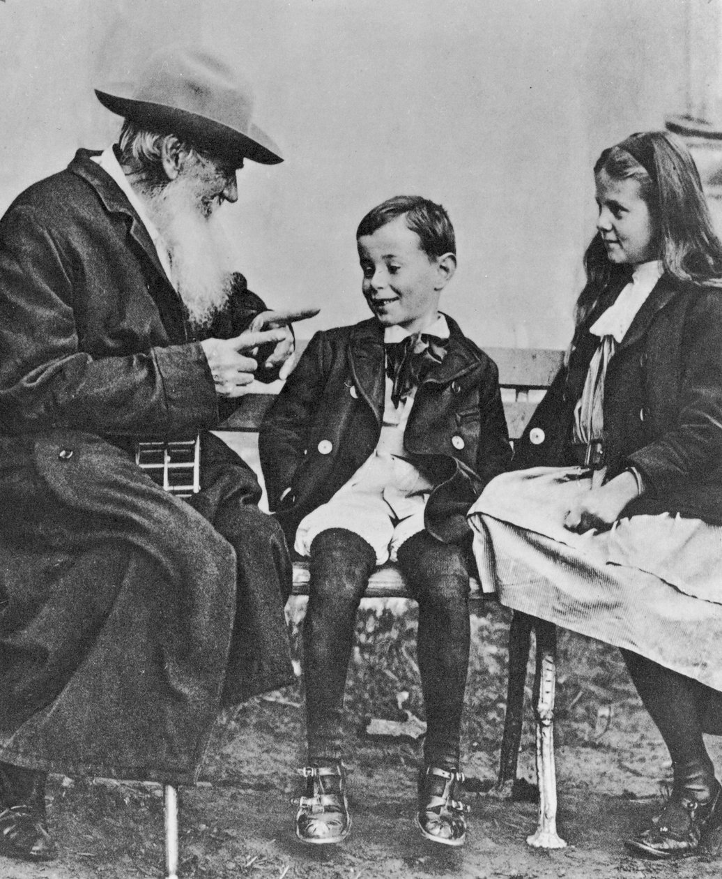 Portret van Lev Nikolaevich Tolstoy (1828-1910) met zijn kleinkinderen door Russian Photographer