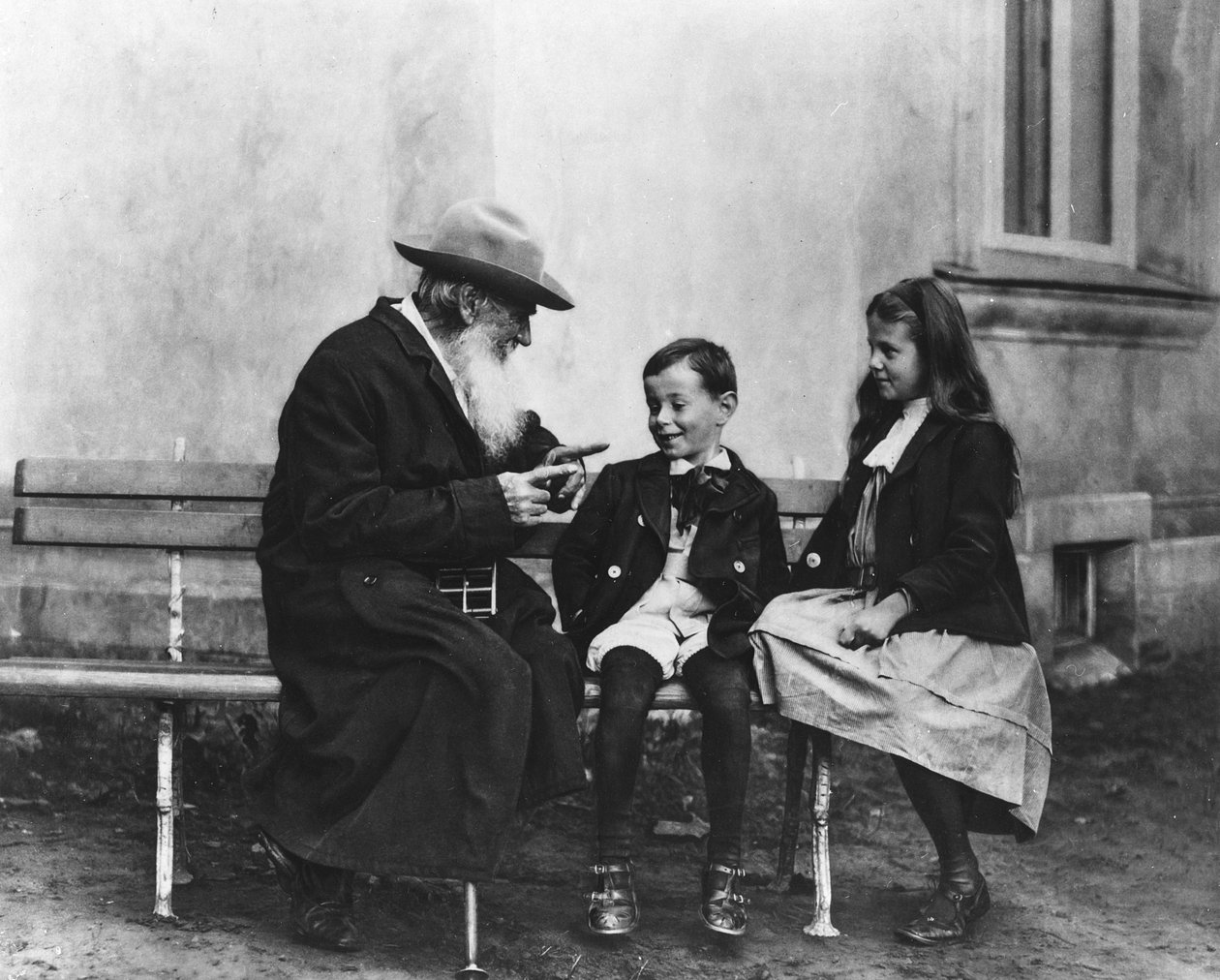 Portret van Lev Nikolaevich Tolstoy (1828-1910) met zijn kleinkinderen door Russian Photographer
