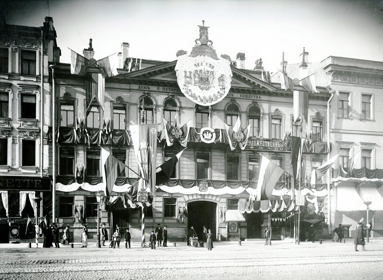 Gebouwen van een St. Petersburgse handelsvereniging versierd ter viering van de kroning van Nicolaas II, 1896 door Russian Photographer