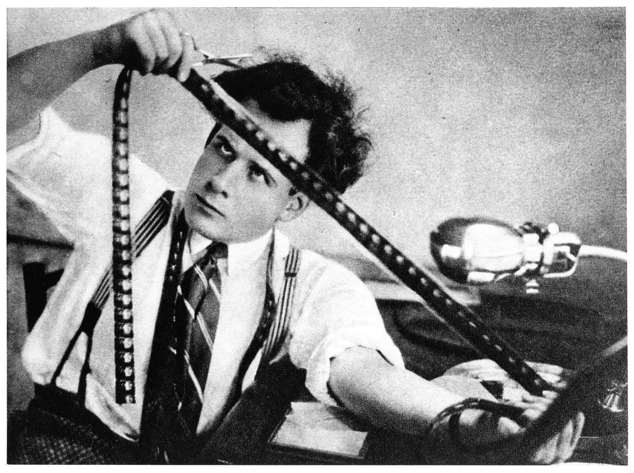 Sergei Eisenstein (1898-1948) die de film Oktober monteert, 1928, uit Serge Eisenstein, Reflexions d