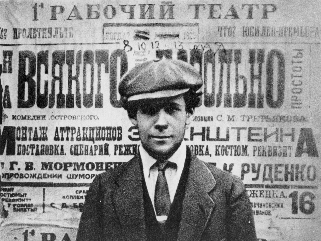 Sergei Eisenstein voor een poster van het toneelstuk Sagesse, 1923, uit Serge Eisenstein, Reflexions dun Cineaste, gepubliceerd in Moskou, 1958 door Russian Photographer