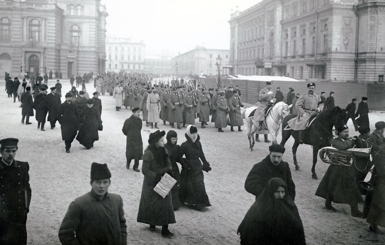 Soldaten vertrekken naar het front, St. Petersburg, 1917 door Russian Photographer