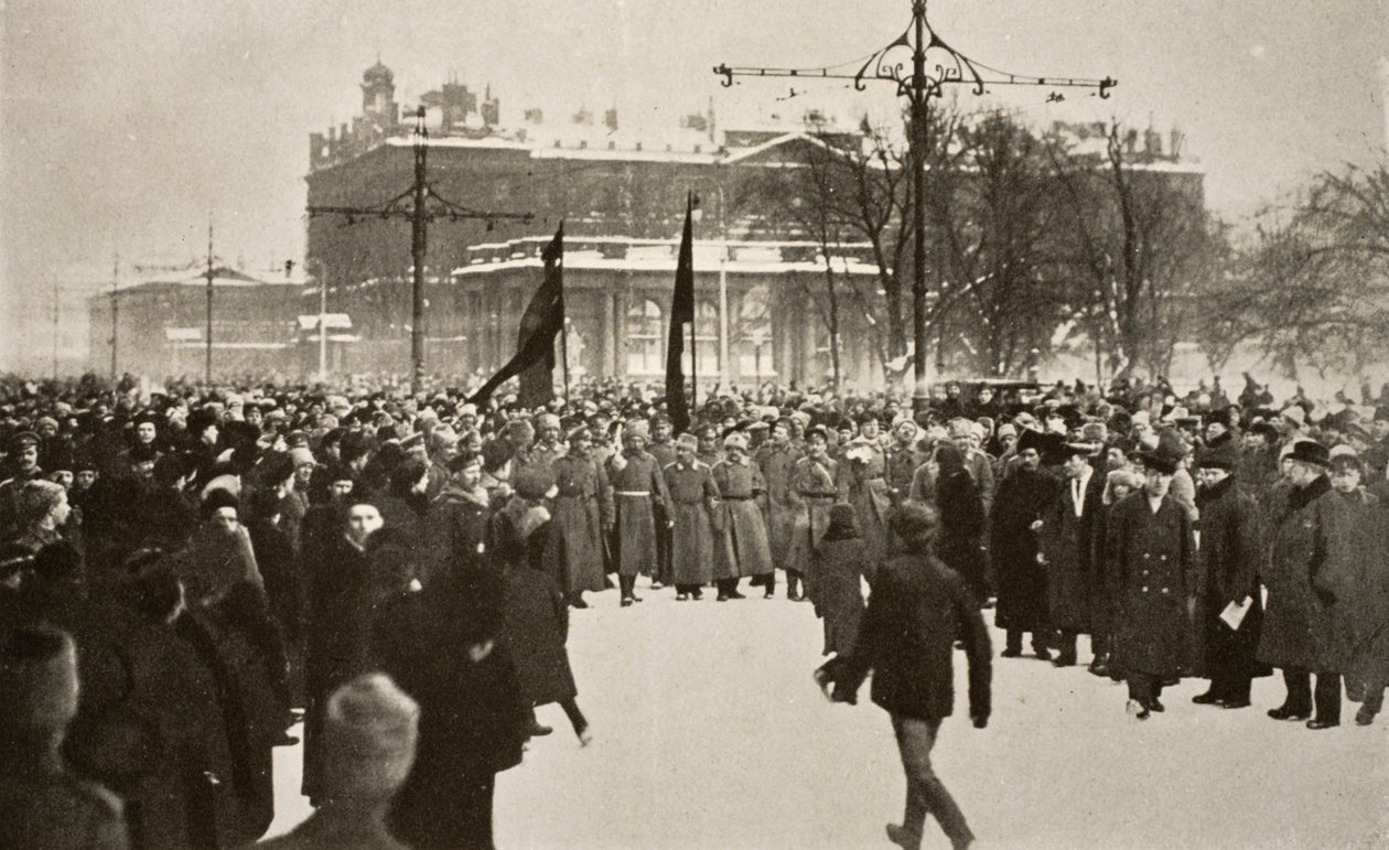 Soldaten met Rode Vlaggen Leiden een Enorme Menigte in de Nevsky Prospect, Maart 1917 door Russian Photographer