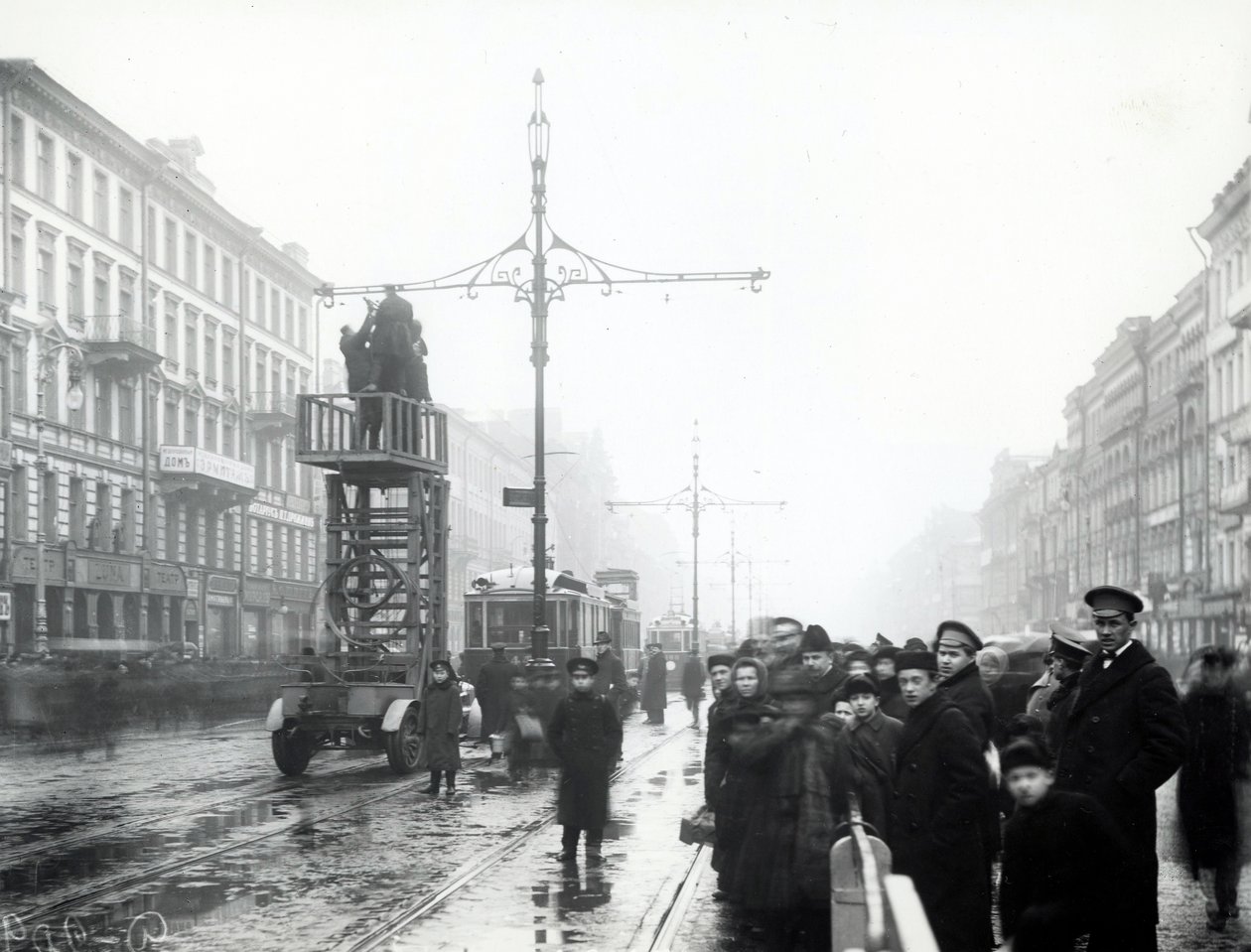 Arbeiders voeren reparaties uit aan tramlijnen, St. Petersburg, ca. 1914 door Russian Photographer