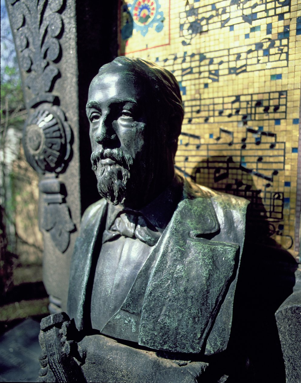 Portretbuste van Alexander Borodin van zijn graf (brons) door Russian School