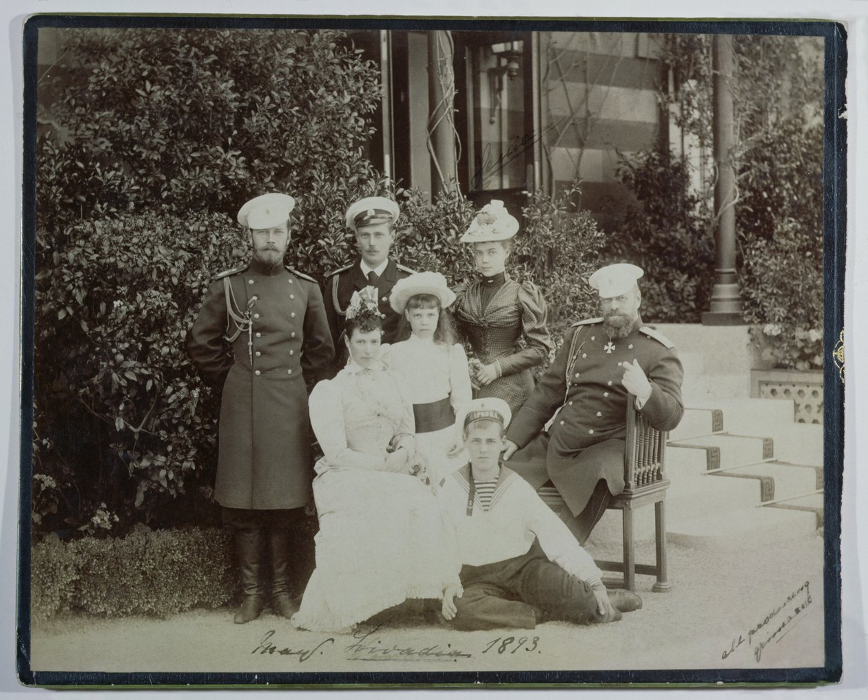 Tsaar Alexander III (1845-94) omringd door zijn familie in Livadia, 1893 door Russian School