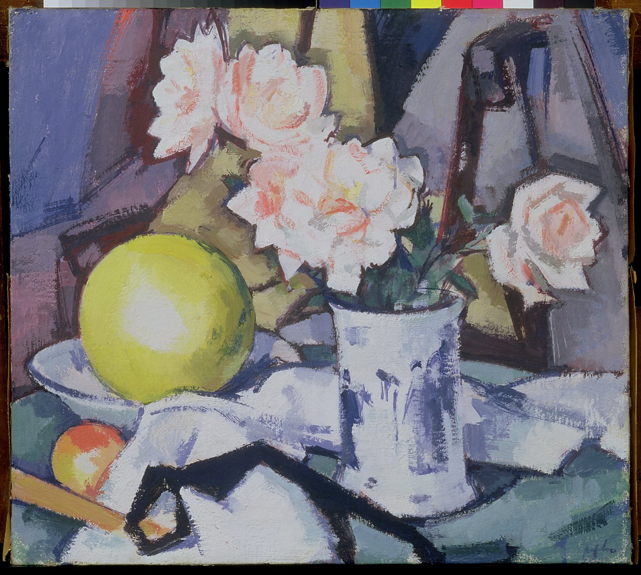 Blauwe en witte vaas, rozen, meloen en sinaasappel door Samuel John Peploe