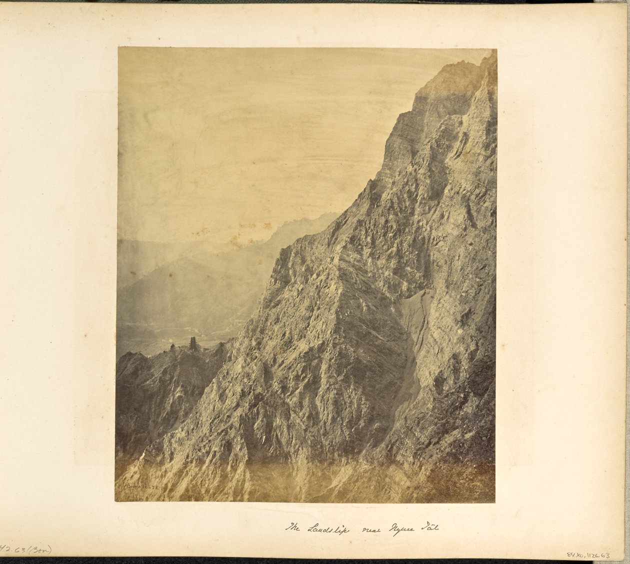 Nynee Tal; De landslip door Samuel Bourne