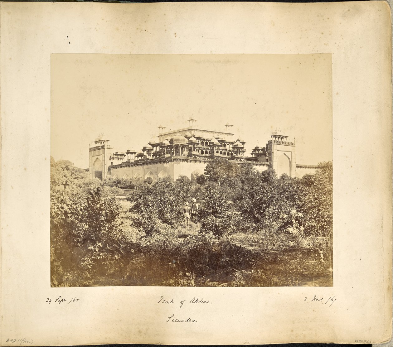 Secundra; Het Mausoleum van Akbar door Samuel Bourne