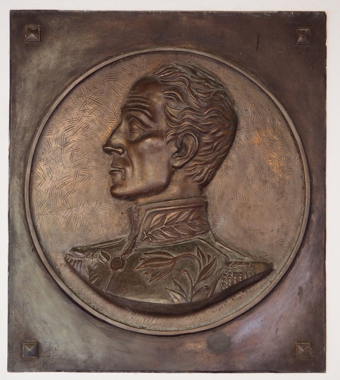 Simon Bolivar, bas-reliëf door School Colombian
