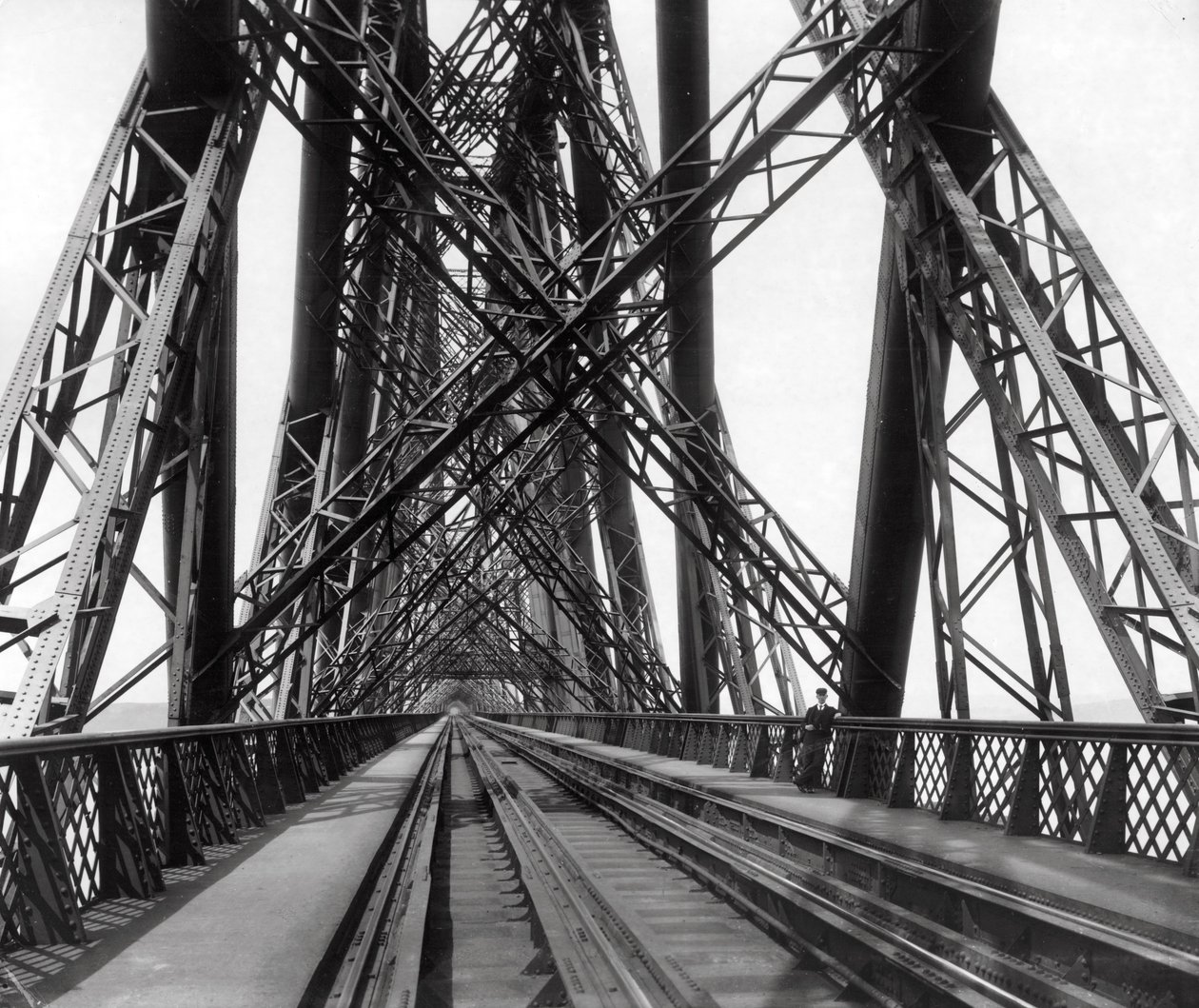 Op de Forth Bridge, ca. 1890 door Scottish Photographer
