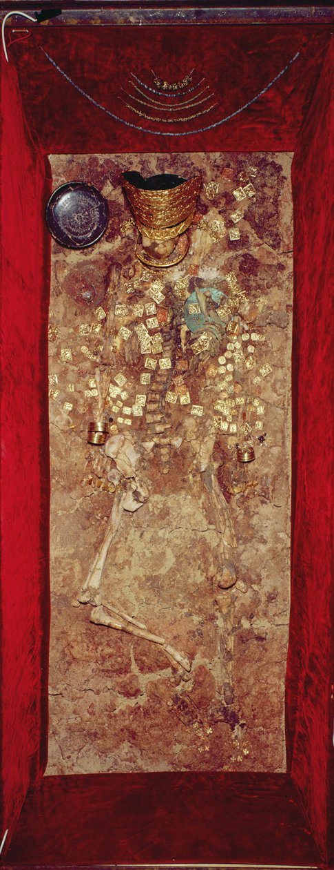 Mummie met gouden kroon en grafgiften door Scythian