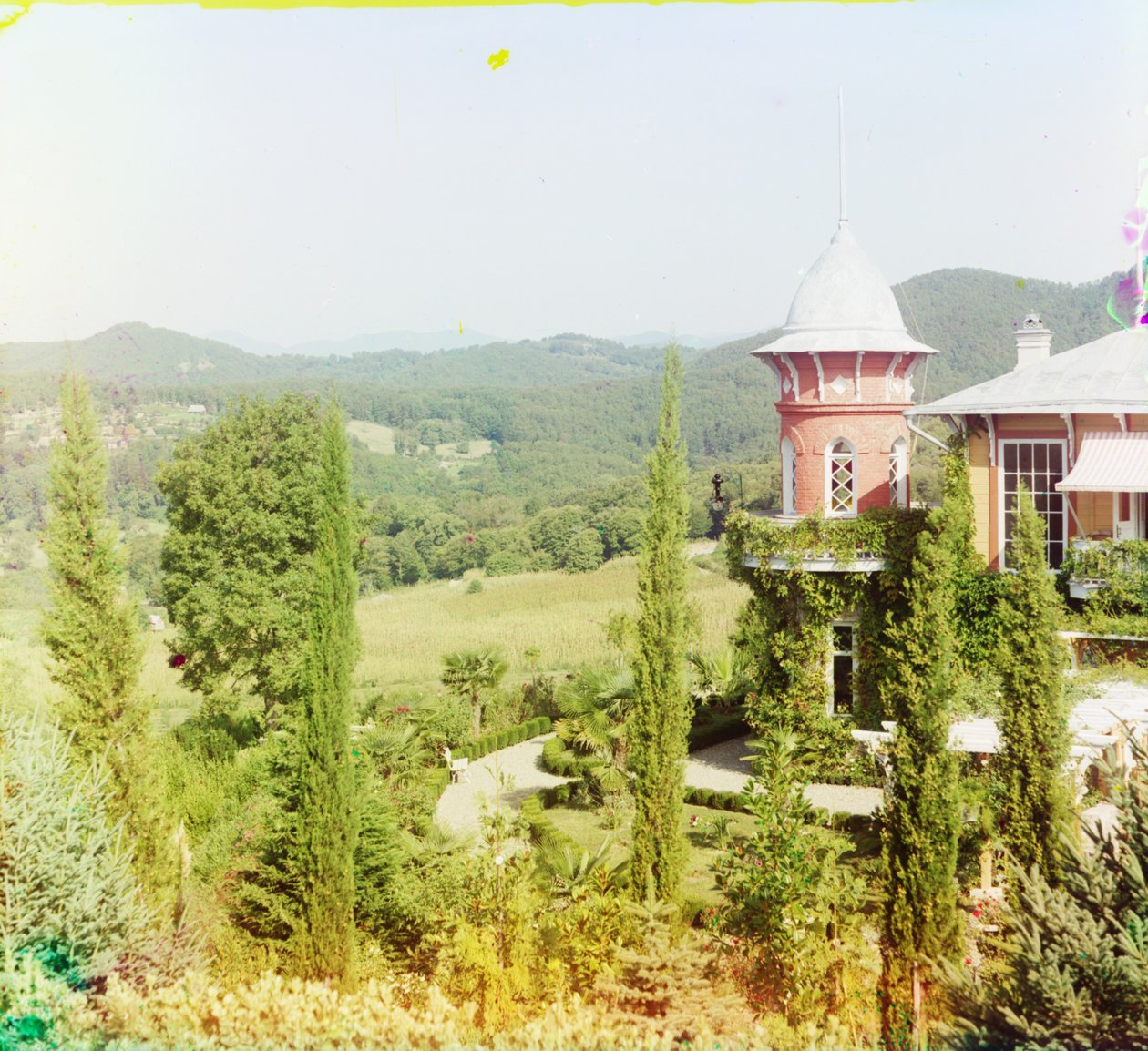 Dacha in de Kaukasus, 1905-1915 door Sergey Prokudin Gorsky