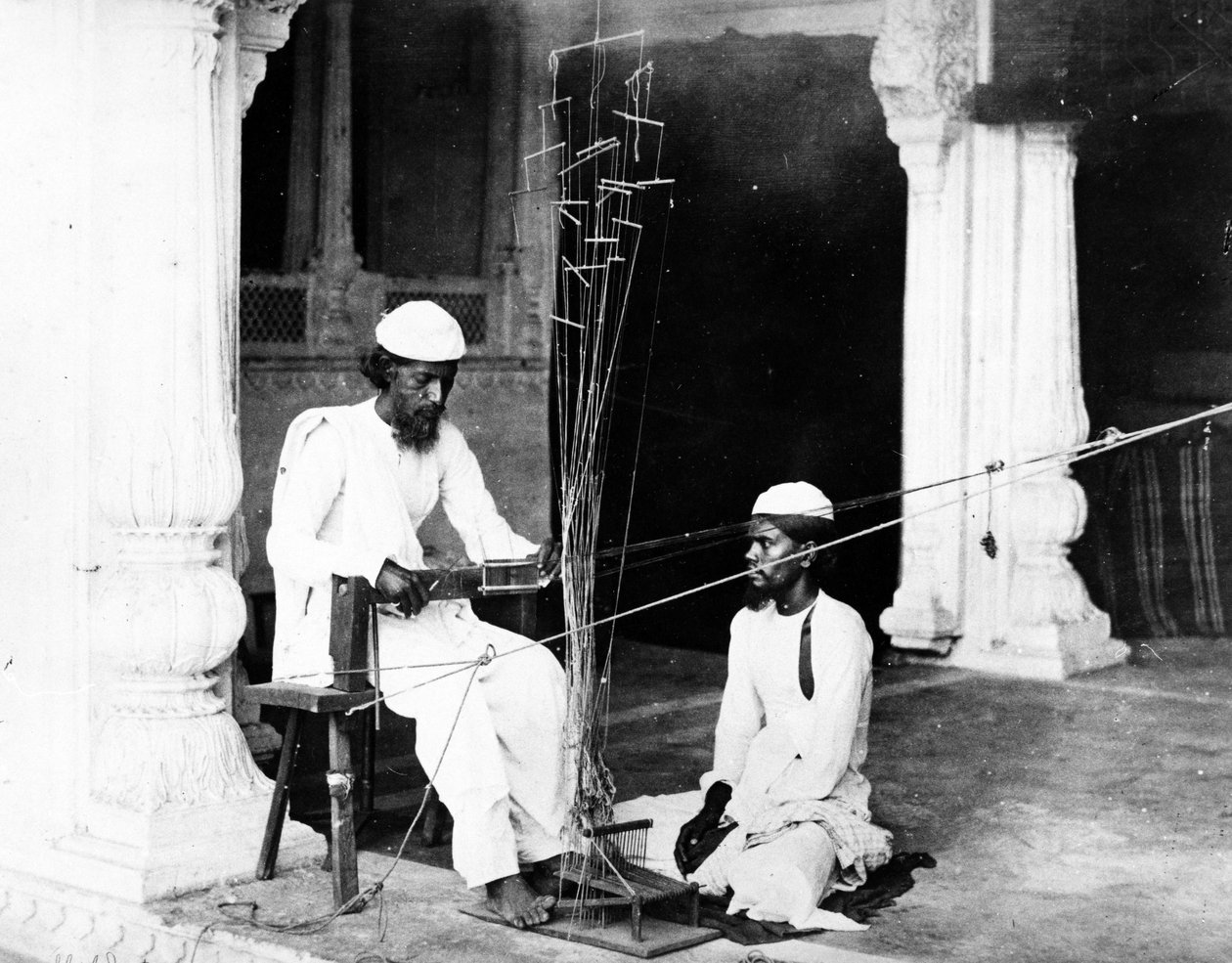 Goudkantmakers, ca. 1863 door Shepherd and Robertson