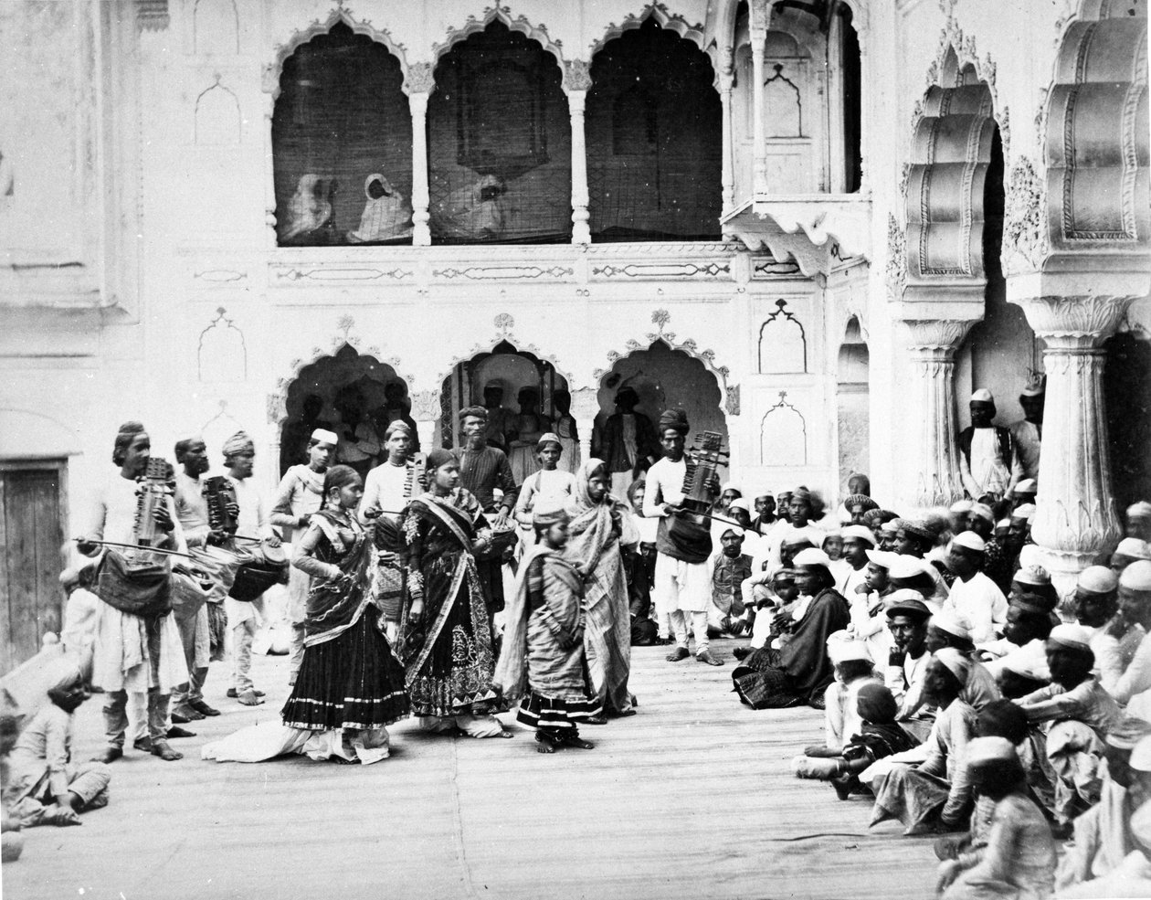 Nautch, Delhi c.1863 door Shepherd and Robertson