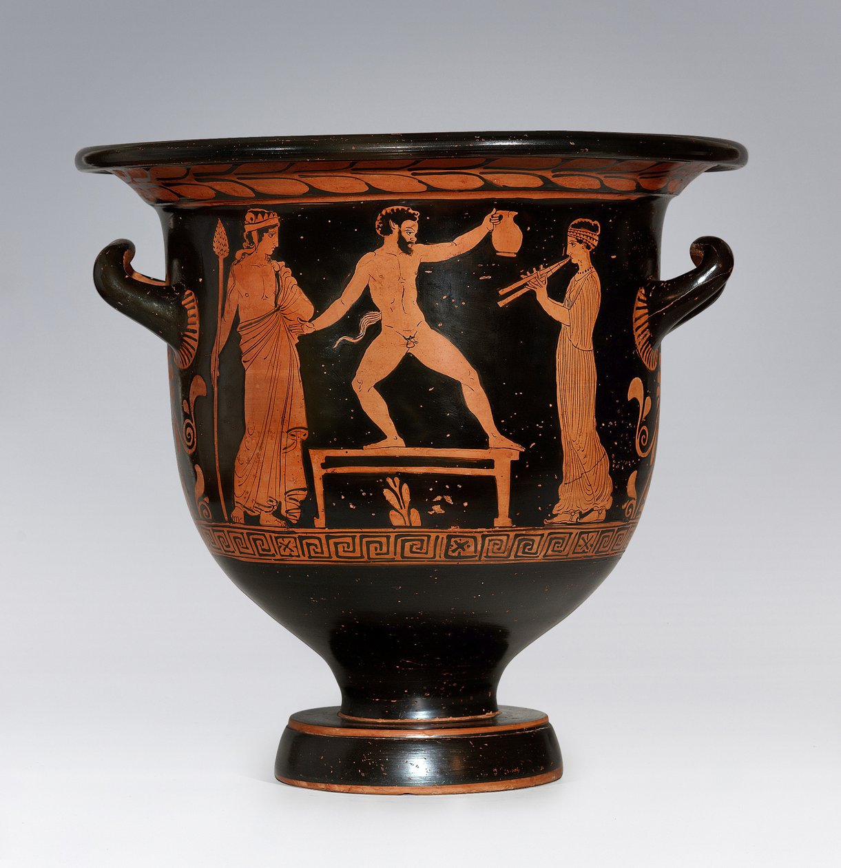 Satyr dansend Apulische Krater door Sisyphus Painter