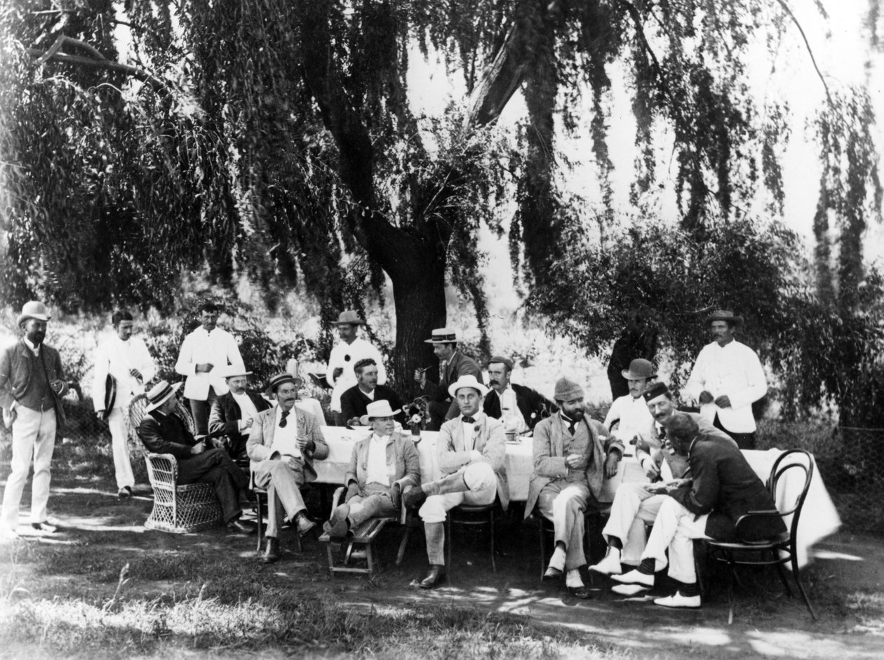 Engelse Cricketspelers bij het Ontbijt, Willow Grove, Johannesburg, ca. 1895 door South African Photographer