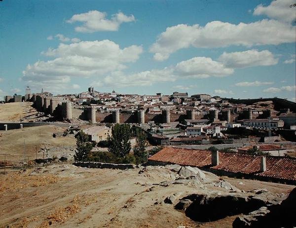 Panoramisch uitzicht op de oude stadsmuren, 11e-12e eeuw door Spanish School