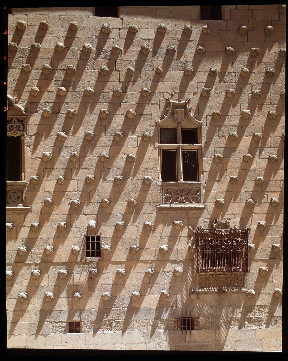 Zicht op gotische gevel (1493-1517) door Spanish School