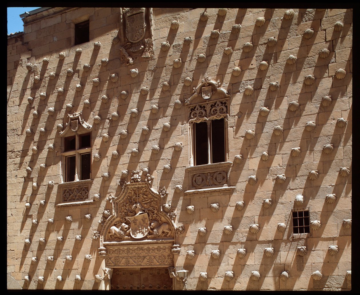 Uitzicht op gotische gevel (1493-1517) door Spanish School