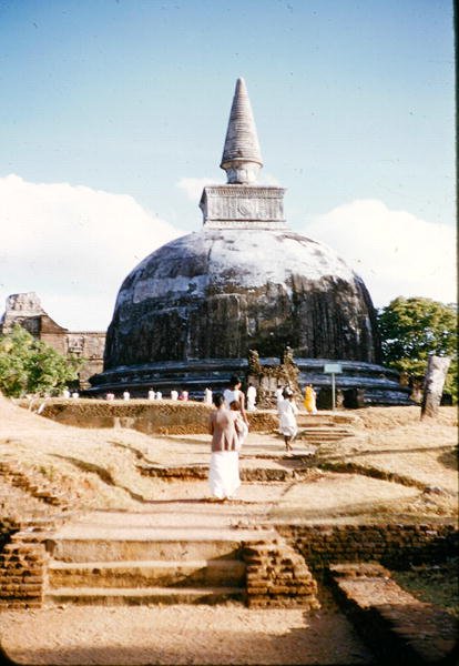 Uitzicht op een dagoba (Boeddhistische koepel) door Sri Lankan