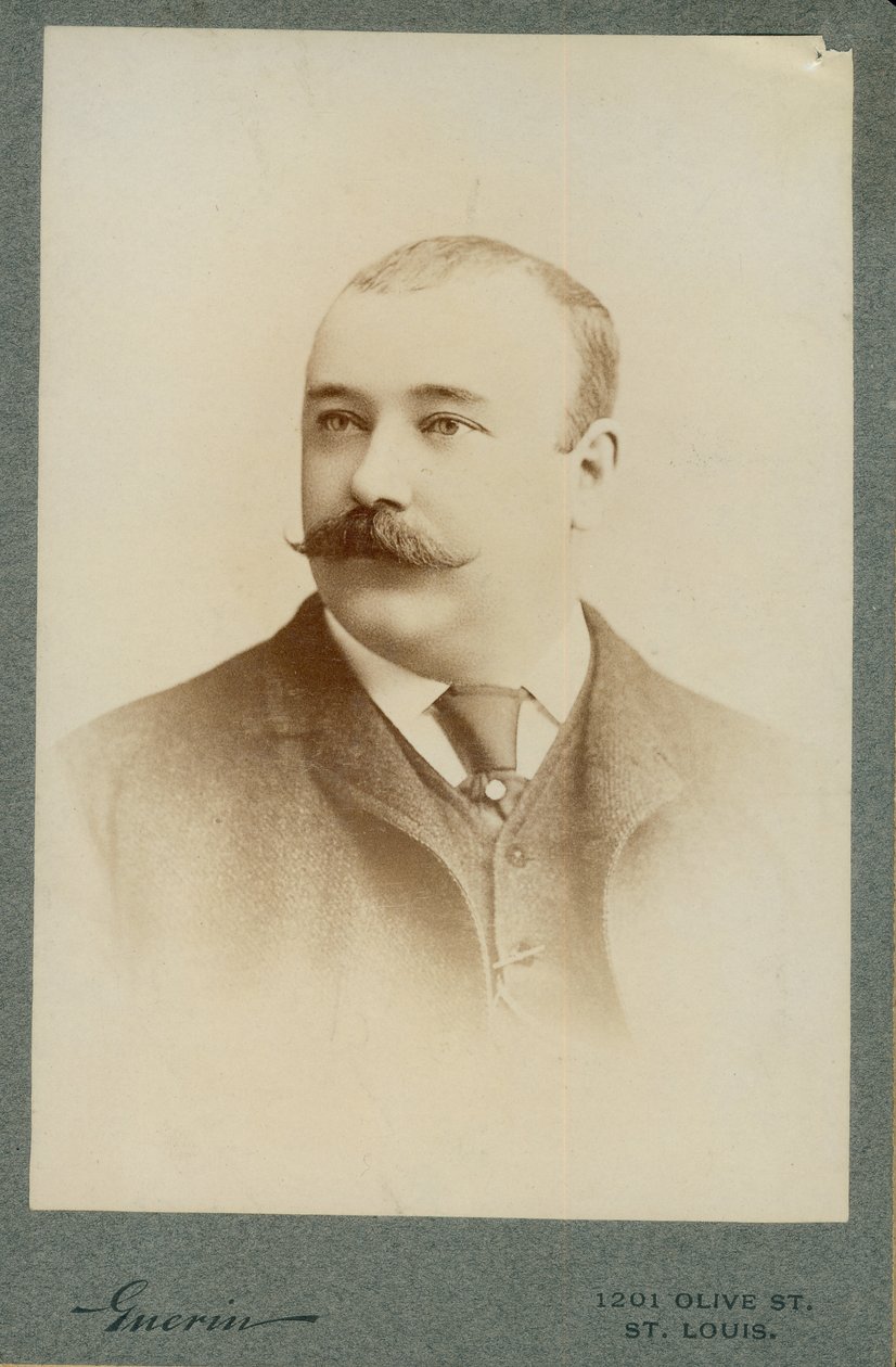 Borstbeeldportret van Clarence F. Newcomb in een pak, vest en stropdas, met zijn hoofd naar links gedraaid door St. Louis F.W. Guerin