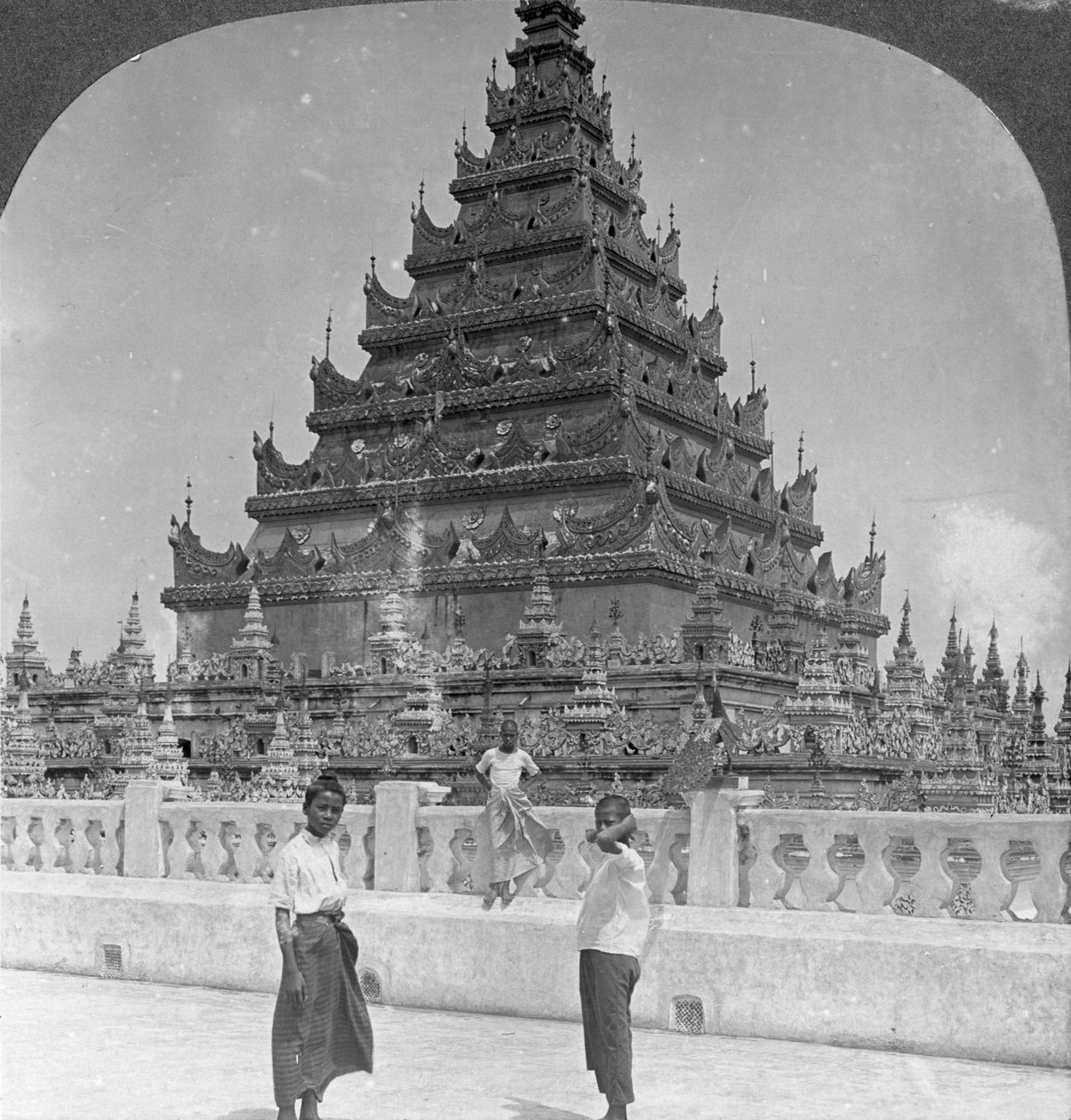 Arakan Pagoda, Mandalay, Birma, 1908 door Stereo Travel Co
