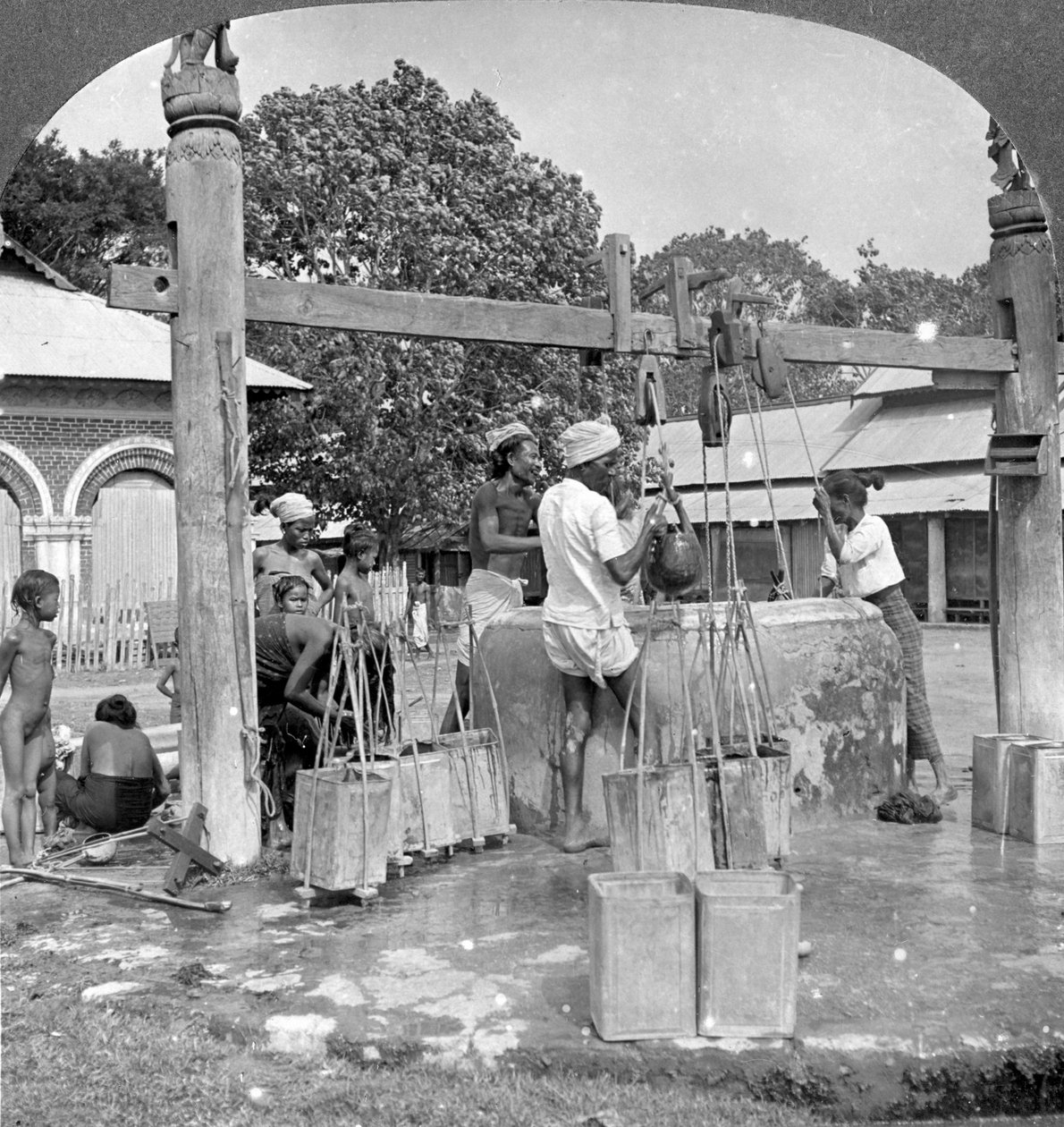 Openbare waterputten, Mandalay, Birma, 1908 door Stereo Travel Co