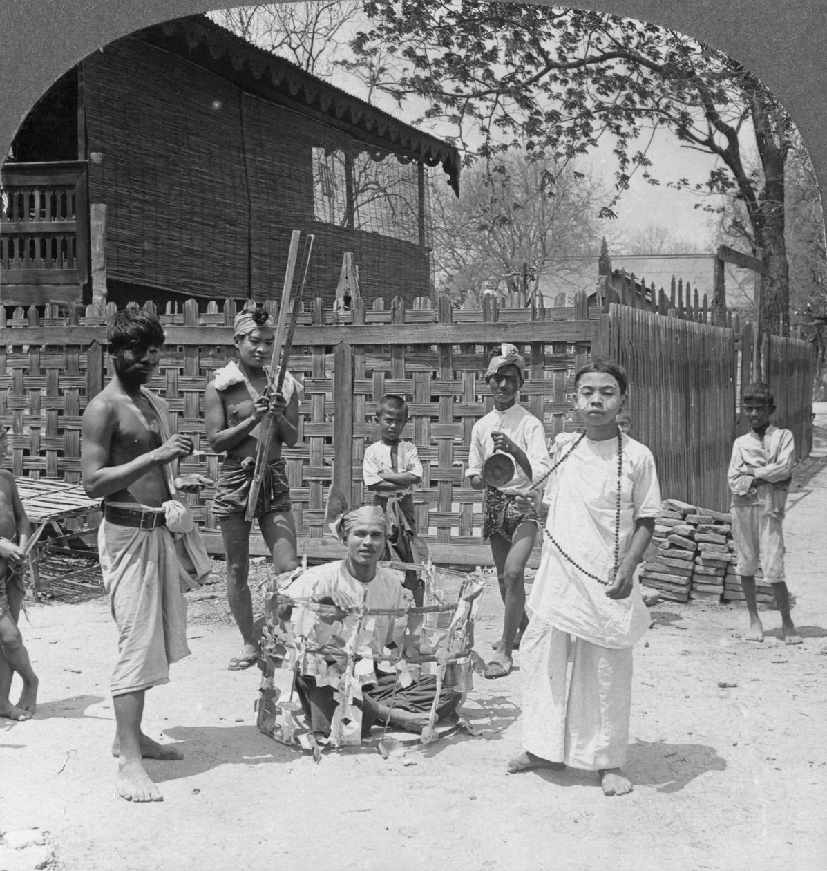 Scène tijdens een festival, Birma, 1908 door Stereo Travel Co