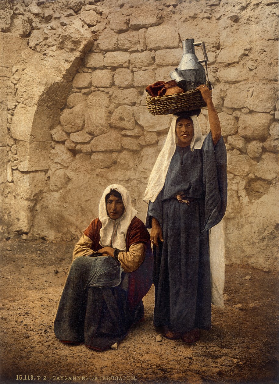 Arabische vrouwen die melkpotten dragen, Jeruzalem, ca. 1880-1900 door Swiss Photographer