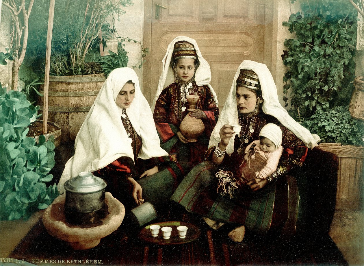 Groep Arabische vrouwen uit Bethlehem die koffie drinken, ca. 1880-1900 door Swiss Photographer