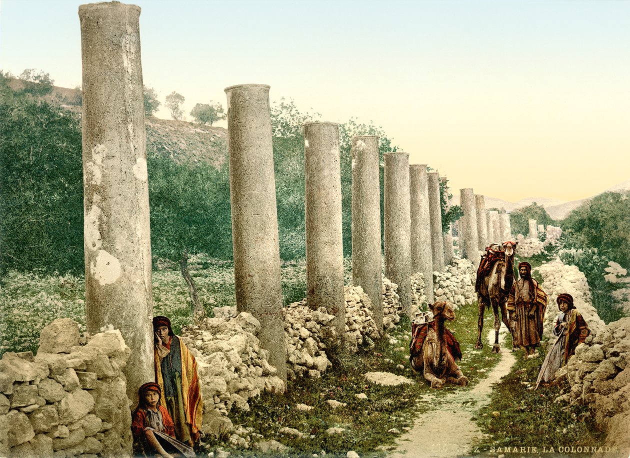Romeinse zuilengalerij in Samaria, ca. 1880-1900 door Swiss Photographer
